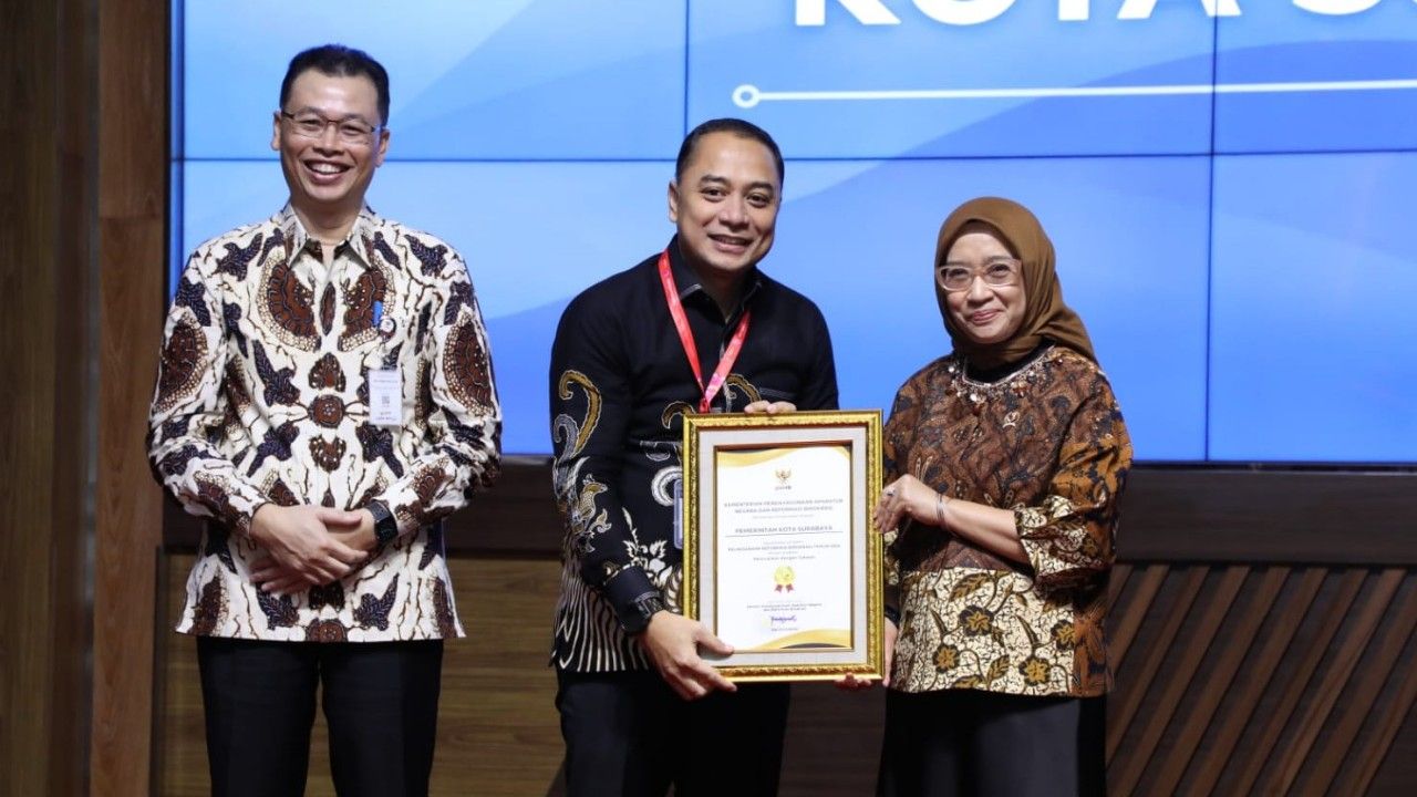 Menteri PAN-RB, Rini Widyantini, kepada Wali Kota Surabaya Eri Cahyadi, (Kominfo Surabaya)