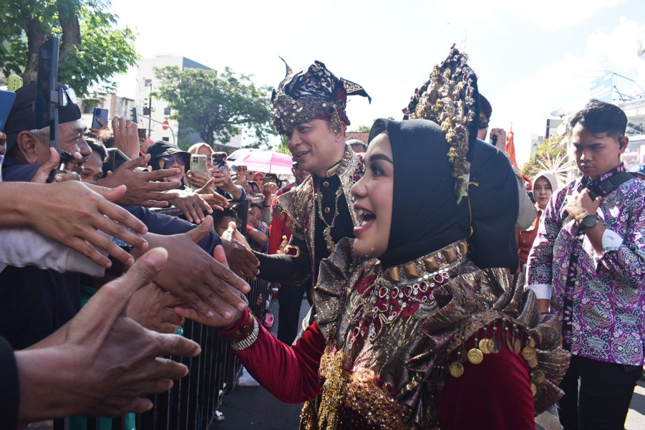 Ribuan Warga Tumpah Ruah Saksikan Parade Vaganza Surabaya 2025
