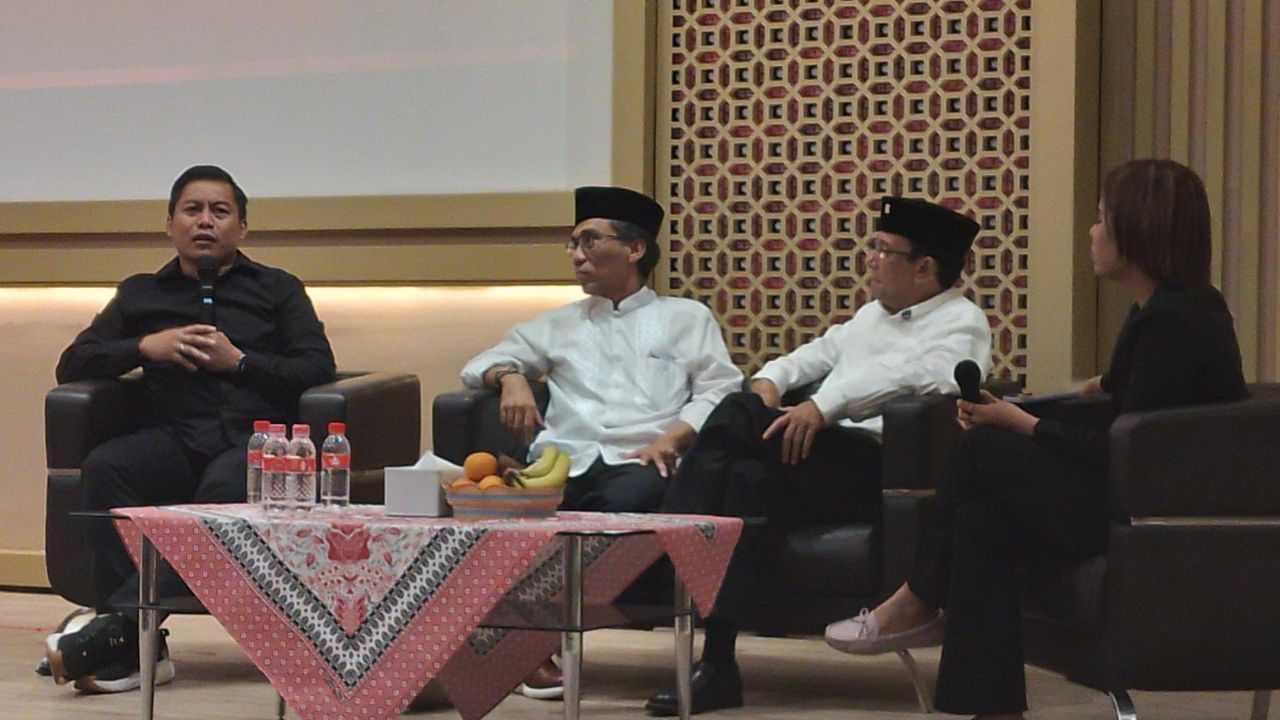 Abdul Gjoni Mukhlas Ni'am, anggota Komisi D DPRD Kota Surabaya (paling kiri baju hitam) didampingi (Amar)