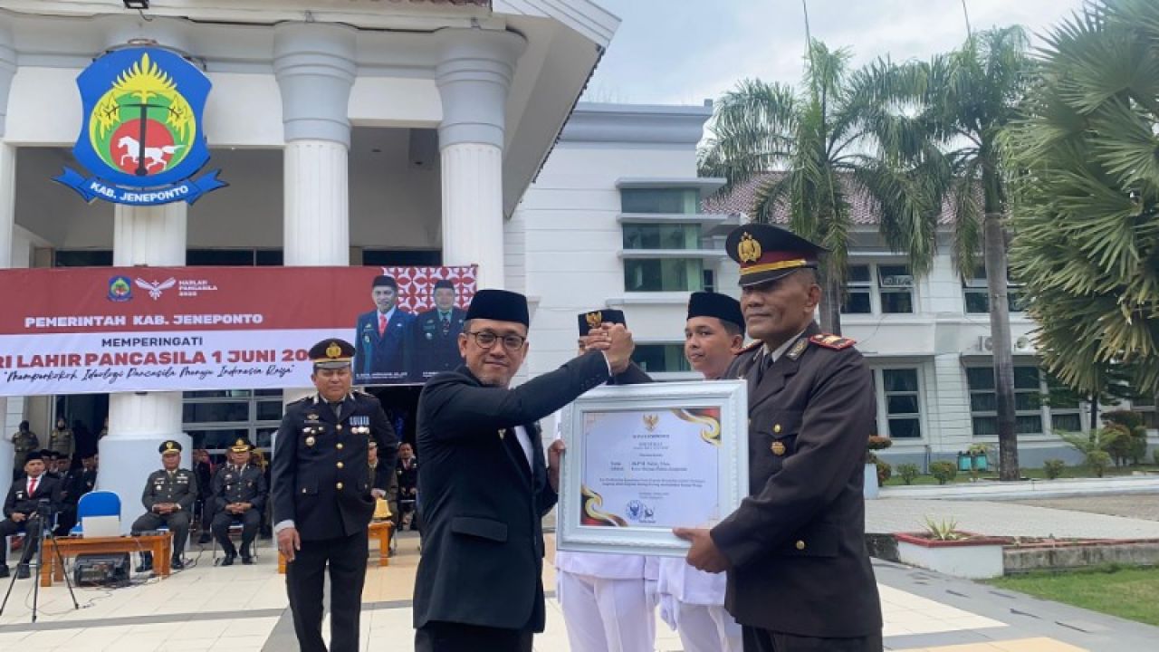 Bupati Jeneponto serahkan penghargaan untuk Kasatbinmas Polres Jeneponto. (Tim)