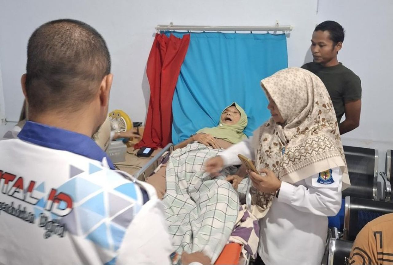 Dukcapil Jeneponto prioritaskan layanan pada lansia. (Tim)