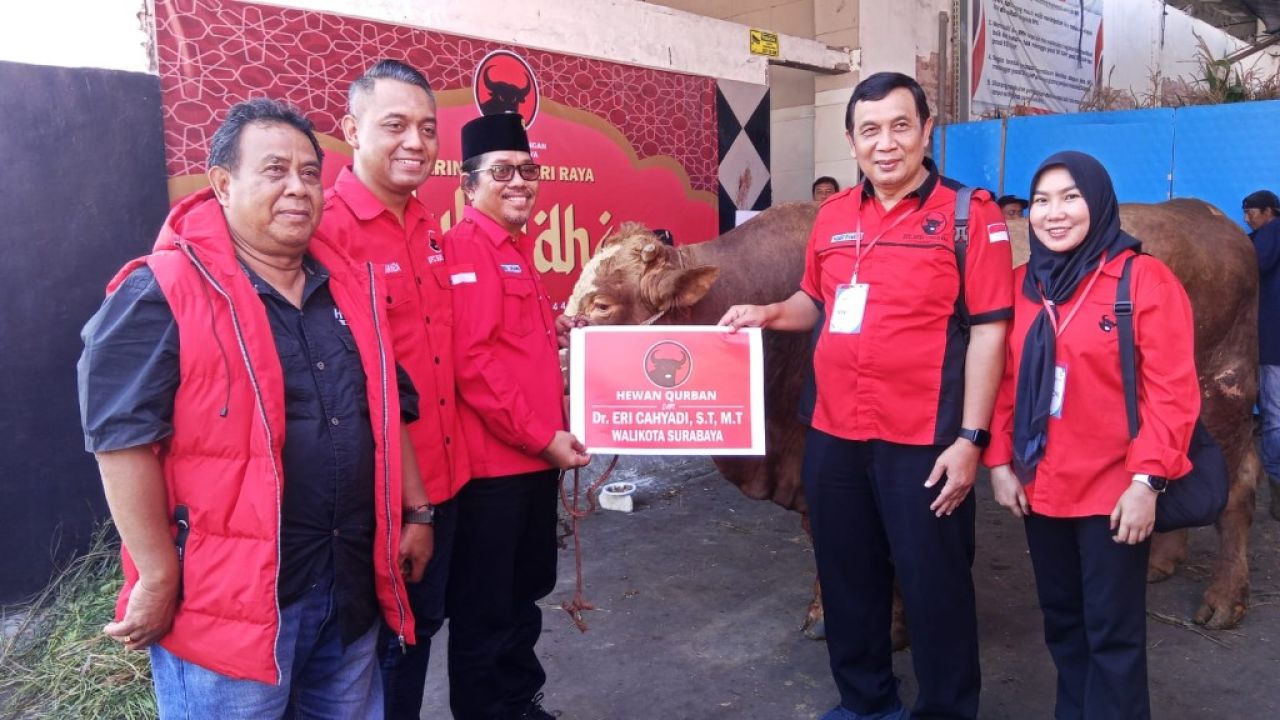 Budi Leksomo menerima penyerahan sapi kurban dari Walikota Surabaya. (Kominfo Surabaya)
