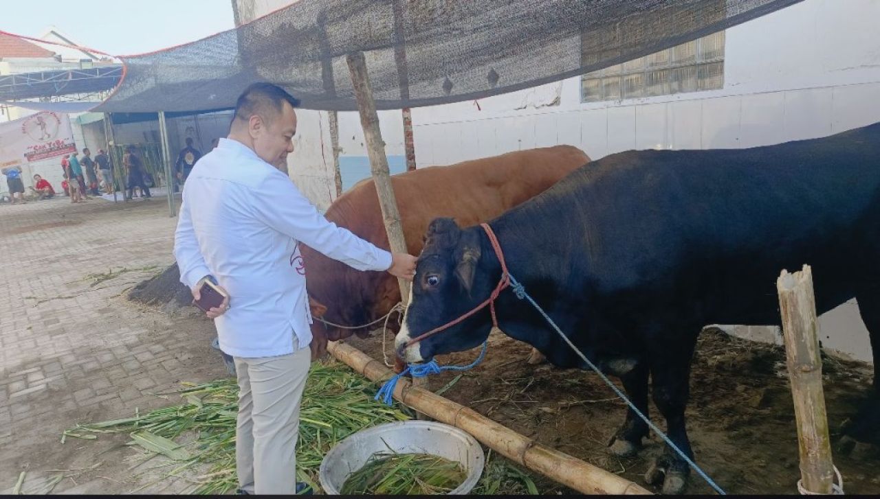 Rayakan Idul Adha Cak Yebe Kurbankan 15 Sapi dan 10 Kambing Jurnalis Hingga Damkar Kebagian