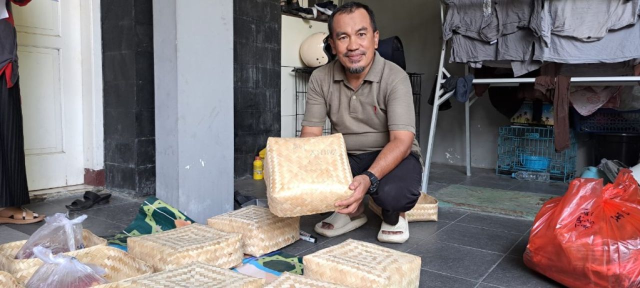 FPC PKS Mulyorejo Pakai besek untuk tempat daging kurban. (Tim)