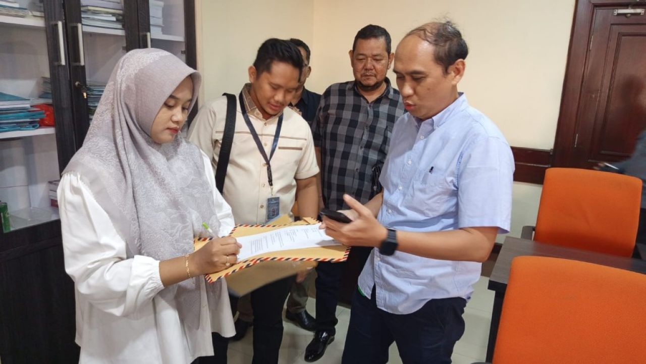 I Komang Aris Dharmawan (kedua dari kanan, baju kotak-kotak hitam) saat menyerahkan laporan ke Badan Kehormatan DPRD Kota Surabaya. (Tim)