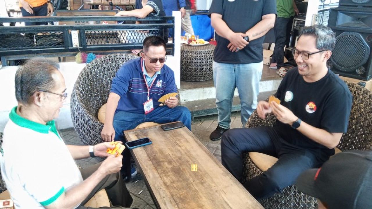 Azhar Kahfi penggagas AkuKonvomu (kanan kaos hitam) bersama Pordasi Jatim gelar Turnamen Domino di Surabaya. (Tim)