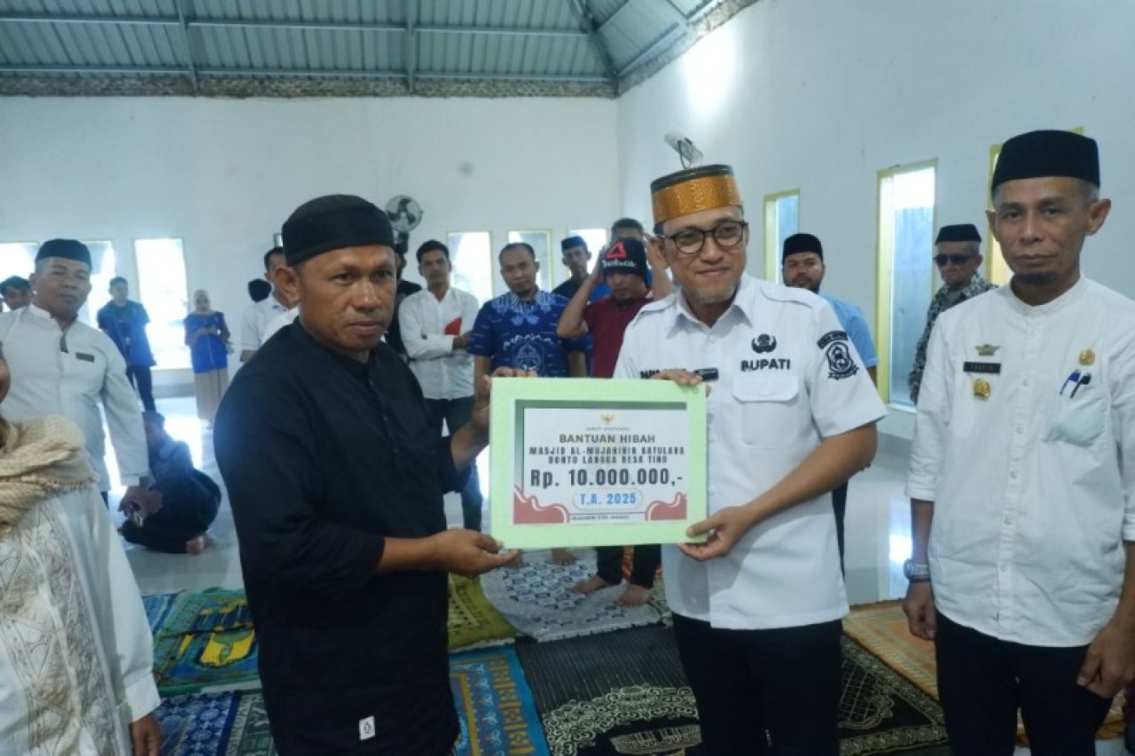 Bupati Jeneponto Serahkan Bantuan Masjid dalam Safari Jumat di Tarowang