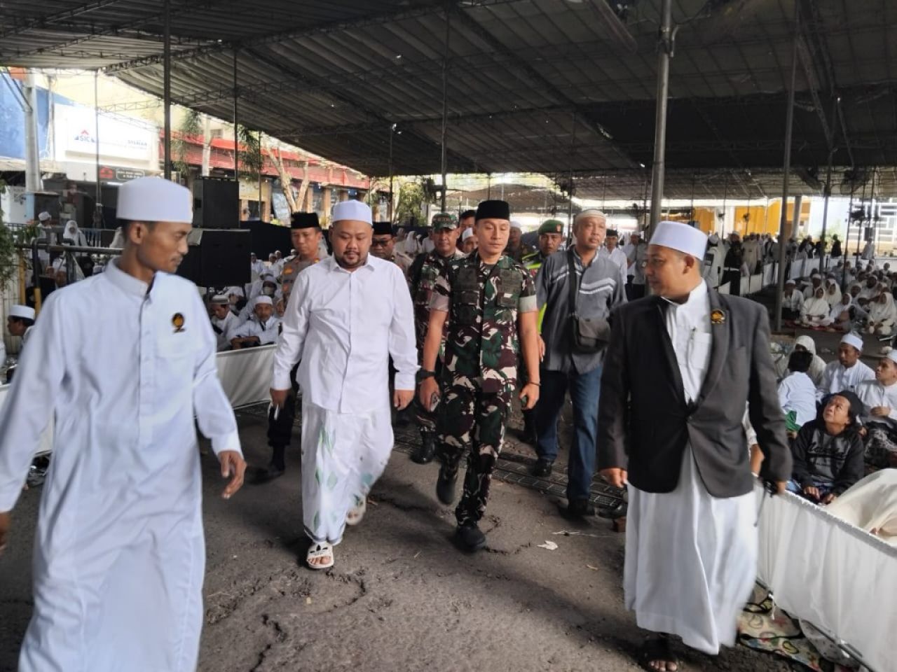 Kodim 0817/Gresik Hadiri Majelis Dzikir Maulidurrasul dan Haul Akbar Gresik 2025, Dihadiri Ribuan Jamaah