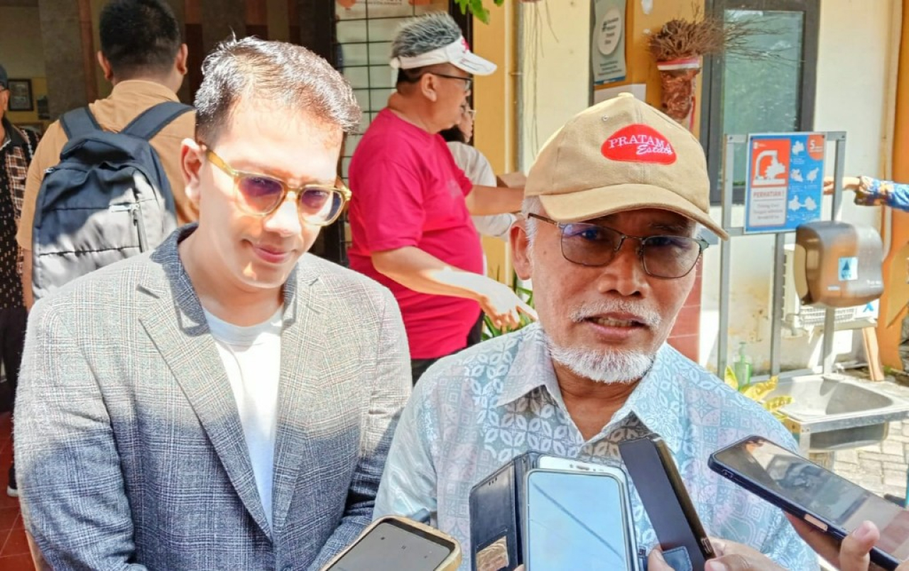 Djuky Edy, Pengacara LBH Rumah Kita Nusantara (memakai topi) di dampingi Habib Zaini juga dari LBH yang sama. (Tim)