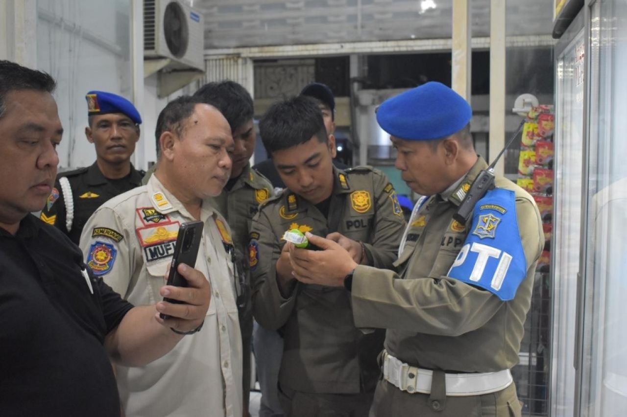 Satpol PP Surabaya Sita Puluhan Botol Miras, Toko Nekat Jual Berulang Kali Disegel!