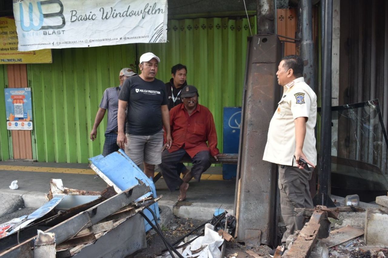 Satpol PP Surabaya Tertibkan PKL dan Kendaraan Parkir Liar di Trotoar Kedungdoro