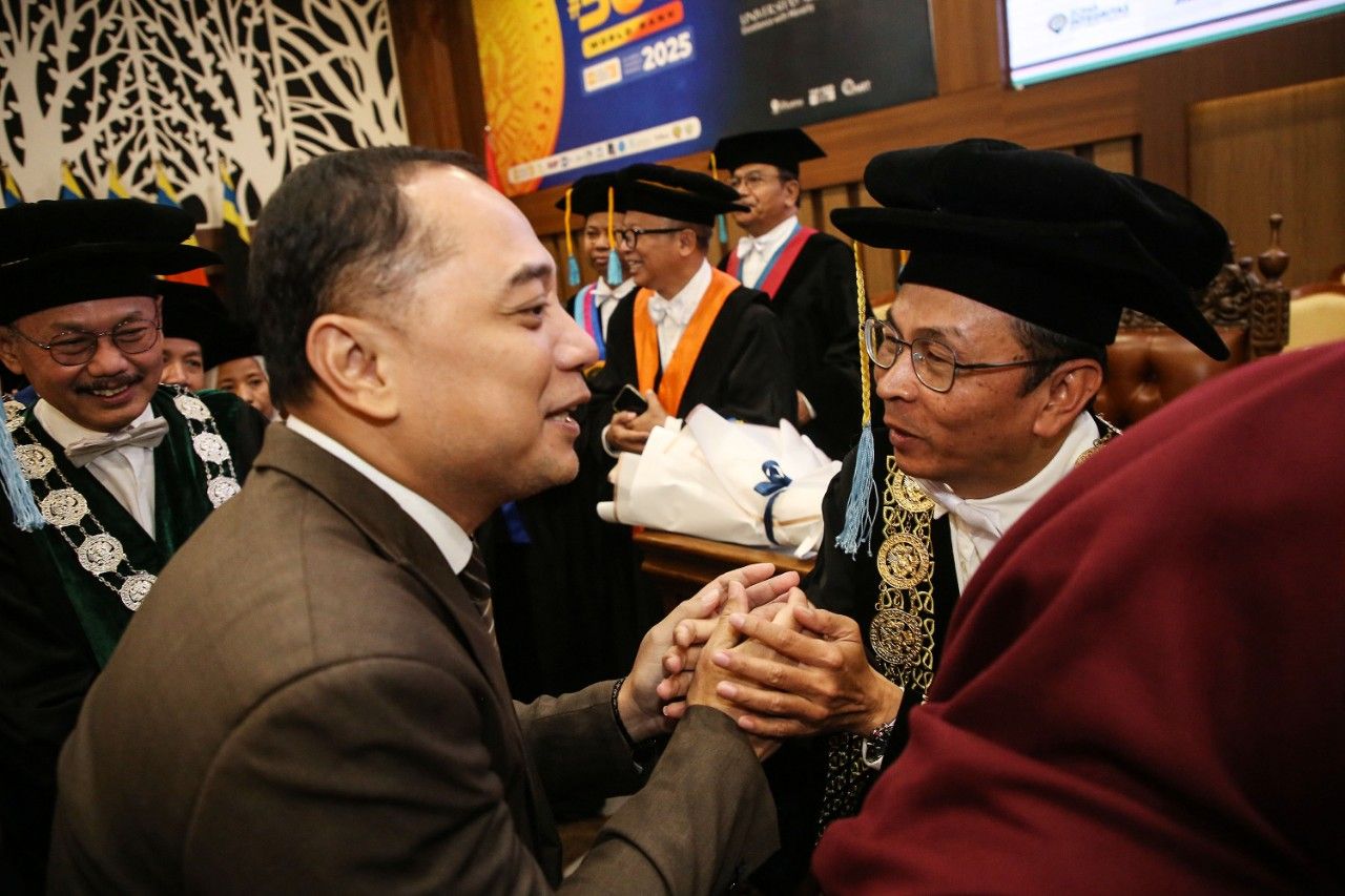 Walikota Eri Cahyadi Hadiri Pelantikan Rektor Unair Surabaya. (Kominfo Surabaya)