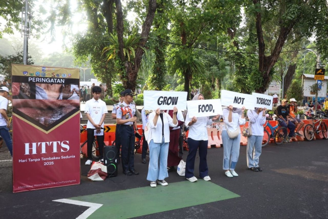 Pemerintah Kota (Pemkot) Surabaya bersama Fakultas Kesehatan Masyarakat (FKM) Universitas Airlangga (UNAIR) menggelar peringatan Hari Tanpa Tembakau Sedunia (HTTS) di Taman Bungkul, Minggu (1/6/2025). (Kominfo Surabaya)