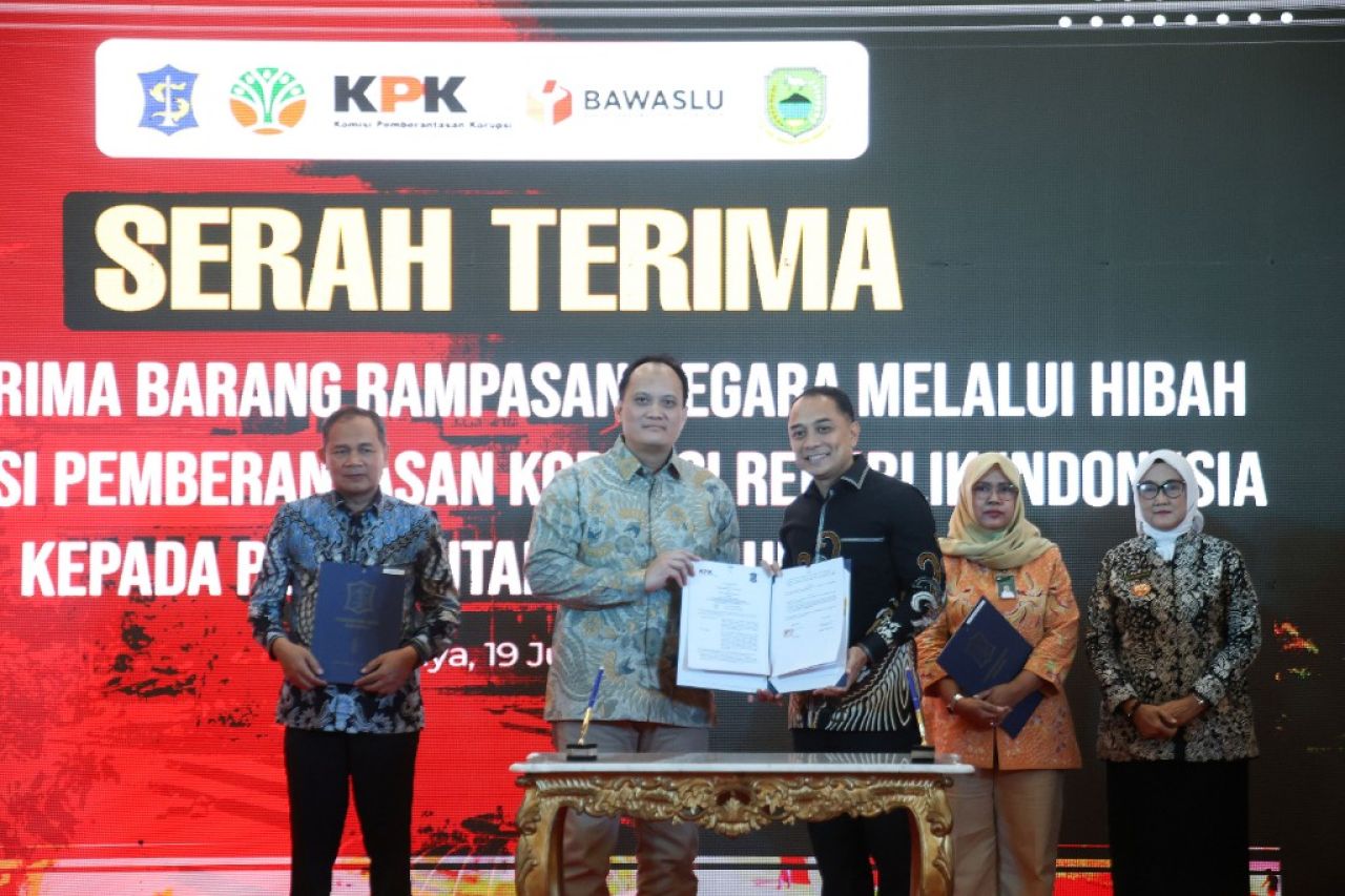Serah terima barang rampasan dari KPK. (Kominfo Kota Surabaya)