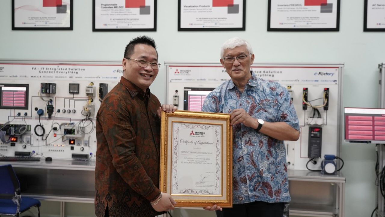 Penyerahan sertifikat oleh (kiri) Ivan Chandra (Head of Division, Mitsubishi Electric Indonesia) kepada (kanan) Prof. Ir. Lavi Rizki Zuhal, Ph.D (Wakil Rektor Bidang Riset dan Inovasi ITB) sebagai penunjukan resmi Fakultas Teknik Industri ITB sebagai Aut