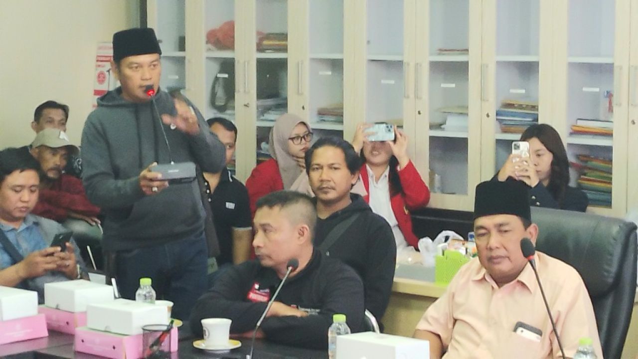 Achmad (berdiri) perwakilan warga Tambak Wedi saat hearing di Komisi A DPRD Surabaya. (Amar)