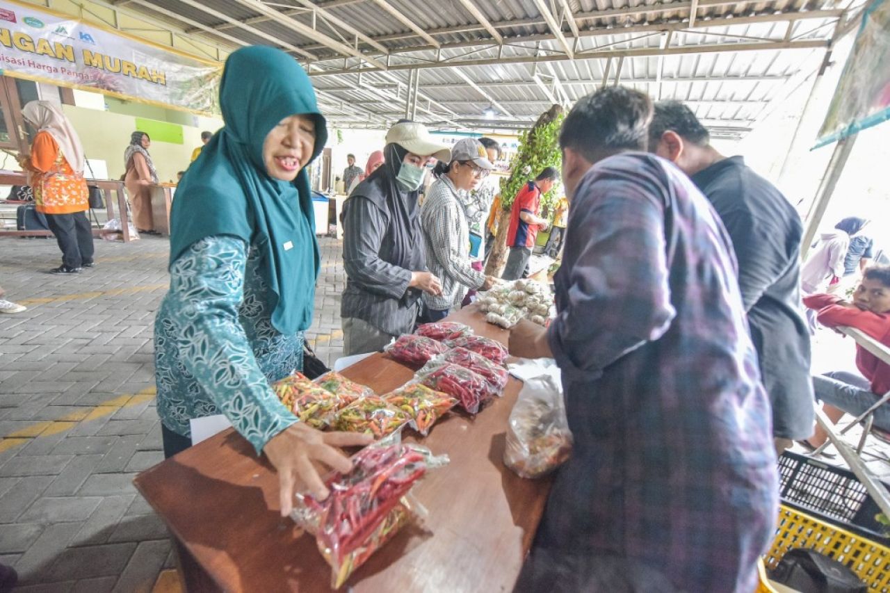 Harga Cabai Rawit Merah dan Tomat Stabil, TPID Surabaya Pastikan Stok Aman