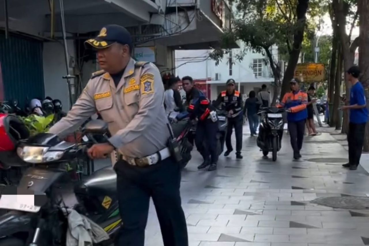 Petugas melakukan penataan parkir di Jalan Tunjungan Surabaya. (Kominfo surabaya)