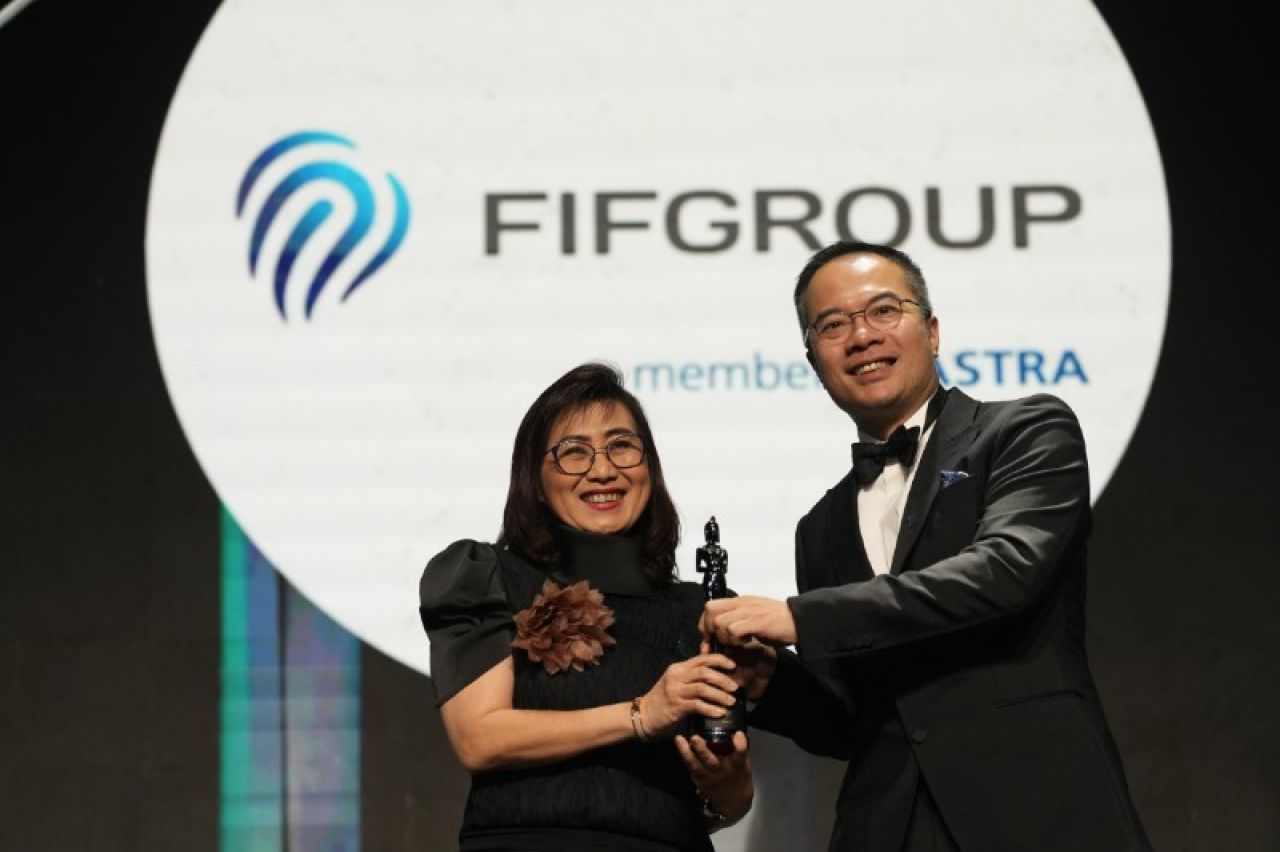 Direktur FIFGROUP, Esther Sri Harjati (kiri), saat menerima penghargaan sebagai HR Asia Best Companies To Work For In Asia 2025. Bagi FIFGROUP, (tim)