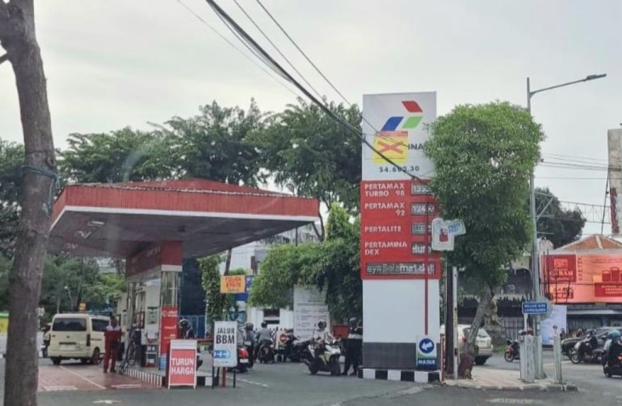 Salah satu totem SPBU fi Surabaya. (Eko)