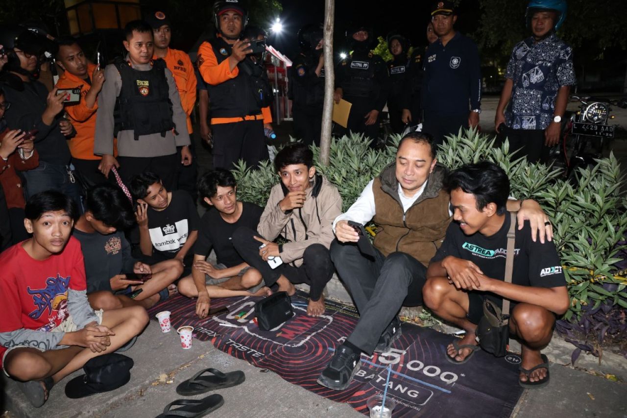 Momen Unik Wali Kota Eri Video Call Orang Tua Anak Saat Sweeping Jam Malam