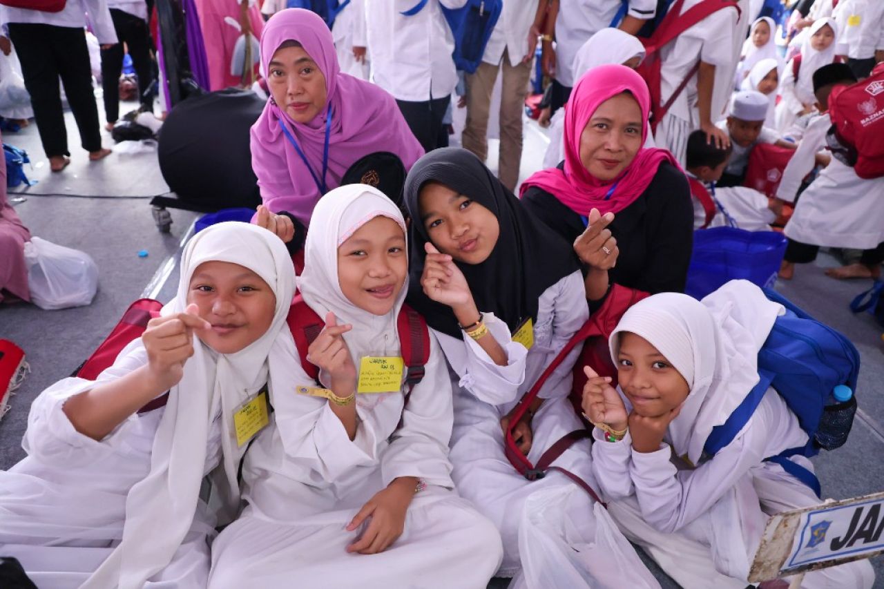 Wajah ceria penerima santunan dari GOW. (Kominfo Surabaya