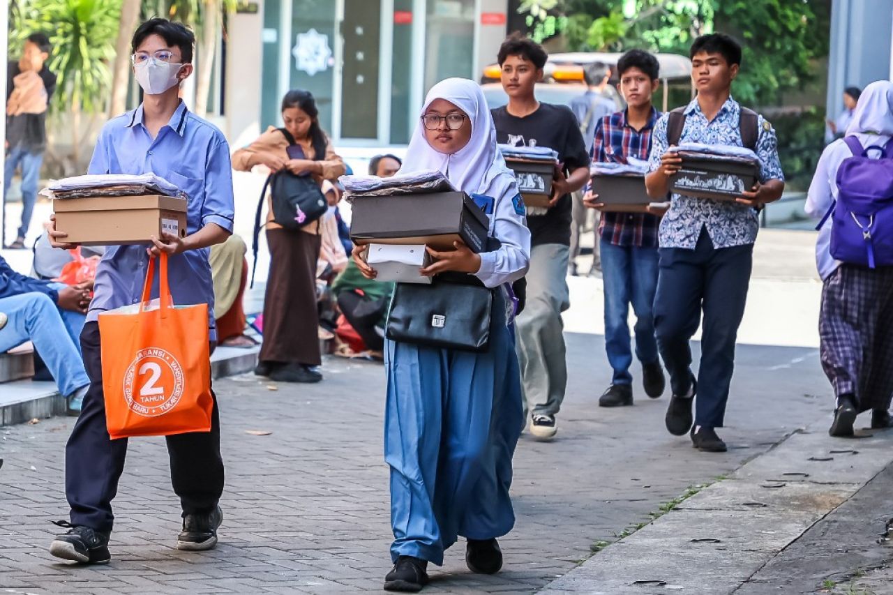 Pemkot Surabaya Bagikan Perlengkapan Sekolah Gratis bagi 6.144 Pelajar SMA/SMK Keluarga Miskin