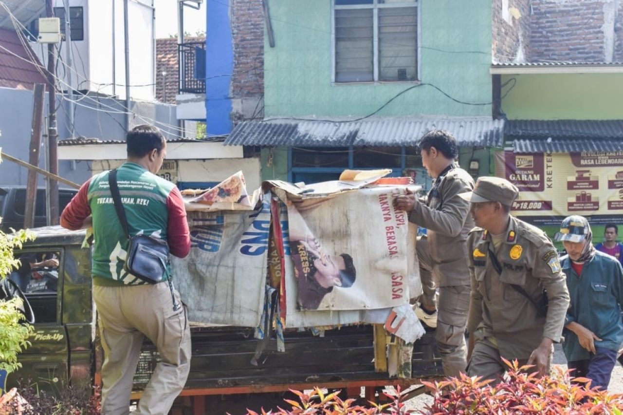 Satpol PP Surabaya Gerak Cepat Kosongkan Toilet Umum yang Beralih Fungsi. (Kominfo Surabaya)