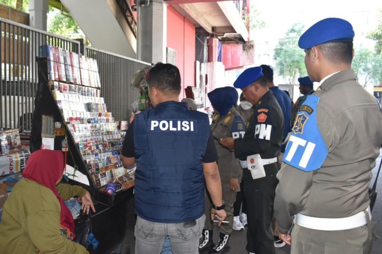Satpol PP Surabaya dan Bea Cukai Sidoarjo Sita 981 Bungkus Rokok Ilegal