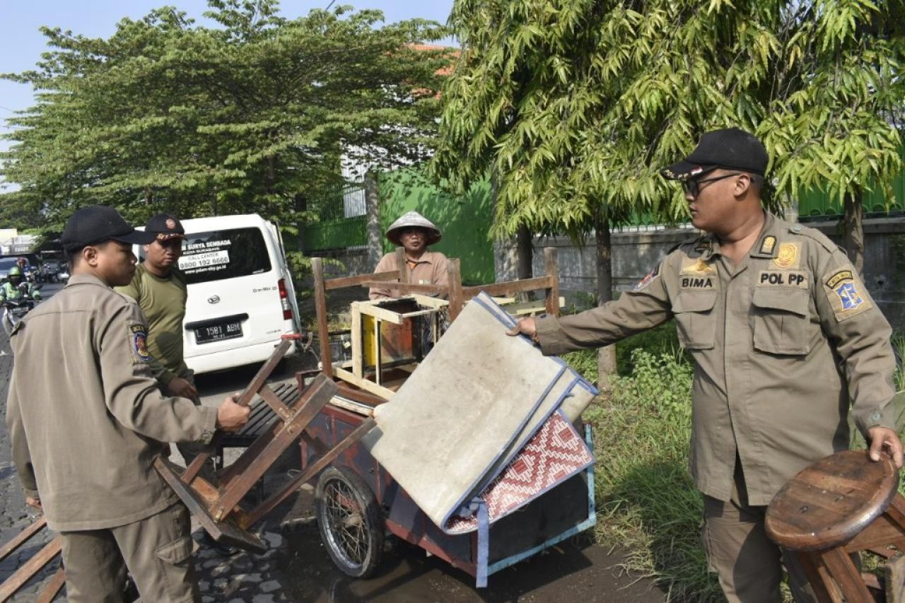 Satpol PP Kota Surabaya tertibkan bangli di Ketintang Permai. (Kominfo Surabaya)