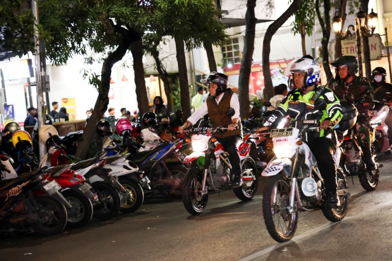 Walikkta Eri pimpin langsung sweeping jam malam anak. (Mar)