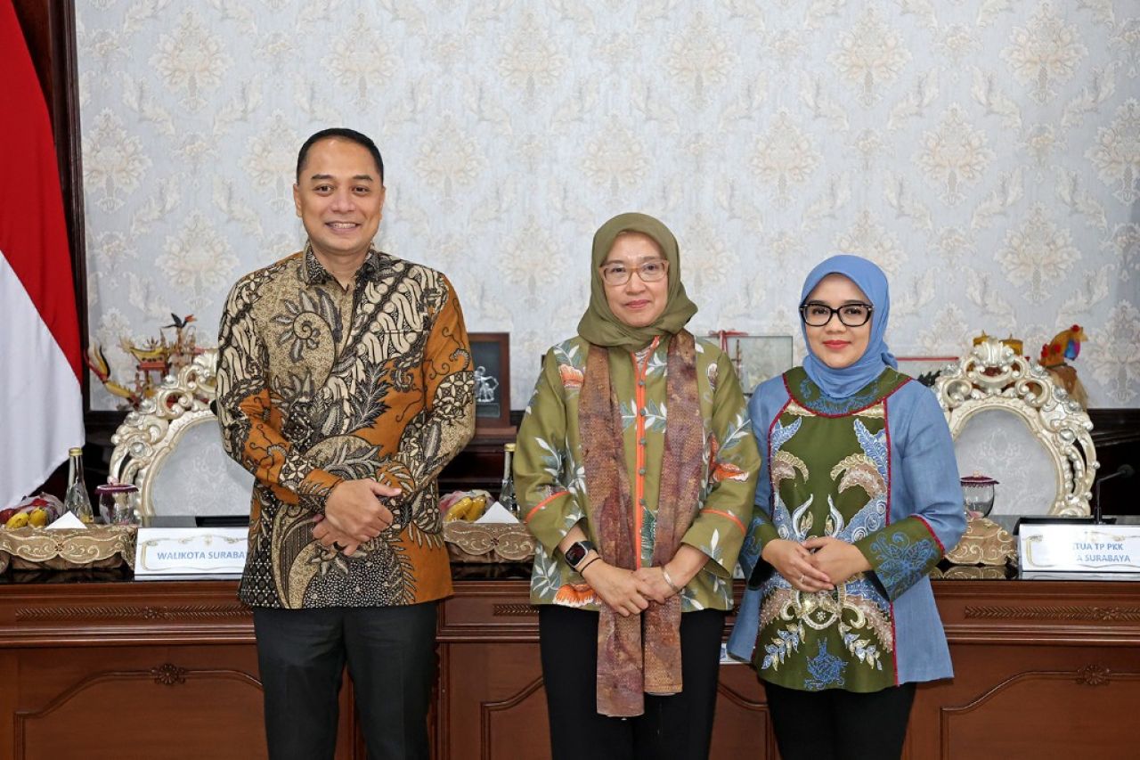 Walikota Eri bersama Menteri Pendayagunaan Aparatur Negara dan Reformasi Birokrasi (MenPAN-RB) Republik Indonesia (RI) Rini Widyantini, dalam kunjungan kerjanya ke Surabaya, di Ruang Sidang Walikota, Kamis (3/7/2025) didampingi sang istri. (Kominfo Suraba