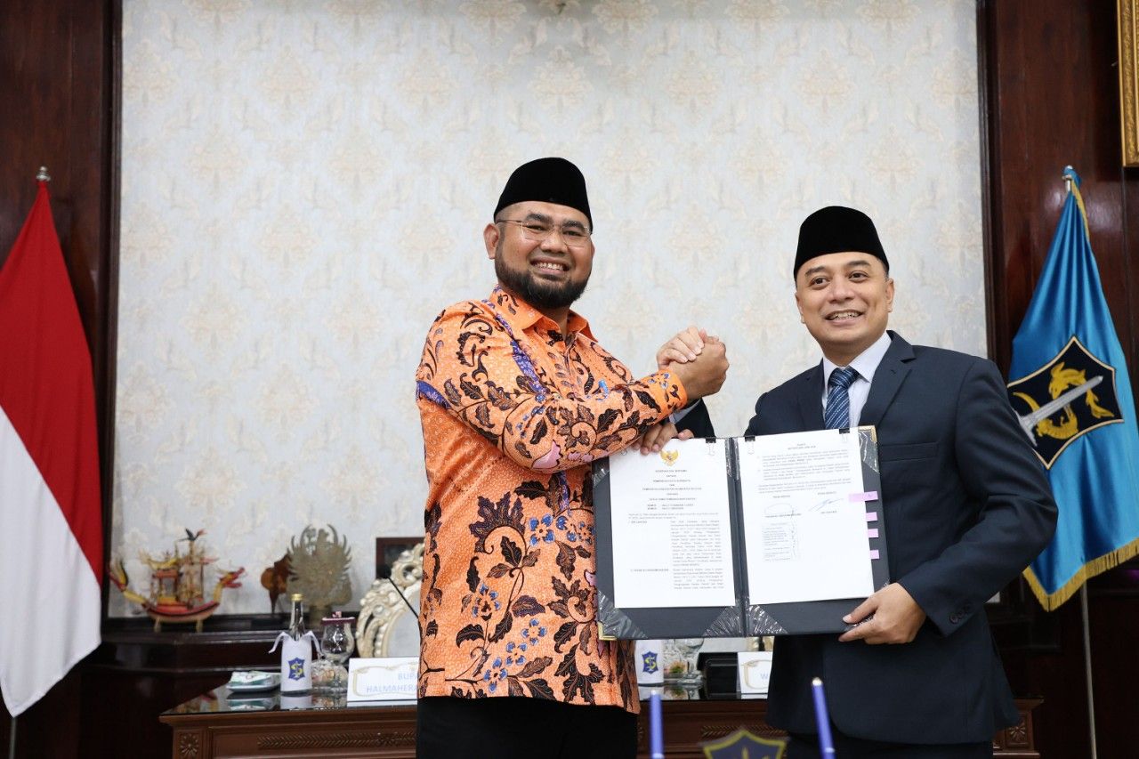 Wali Kota Surabaya Eri Cahyadi bersama Bupati Halmahera Selatan, Hasan Ali Bassam Kasuba. (Kominfo Surabaya)