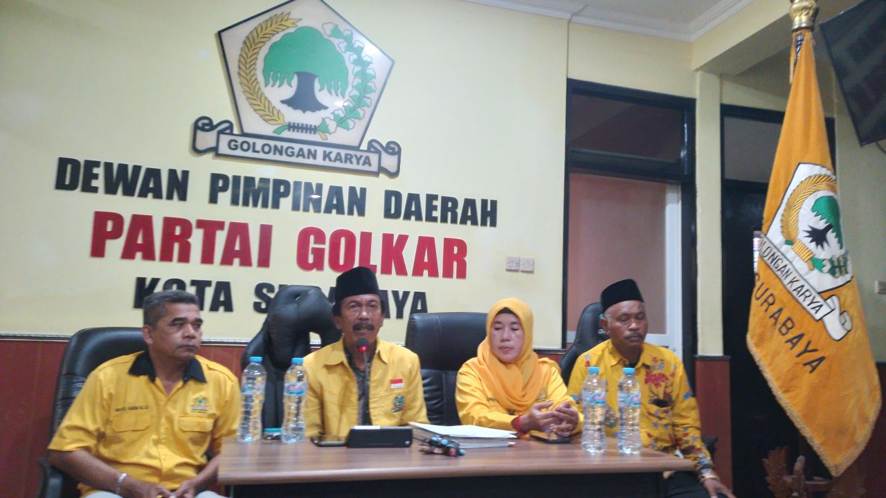 Ketua Steering Committee Musda XI DPD Partai Golkar Kota Surabaya, drs. Asrofi (kedua dari kiri) saat konferensi pers jelang Musda XI. (Amar)