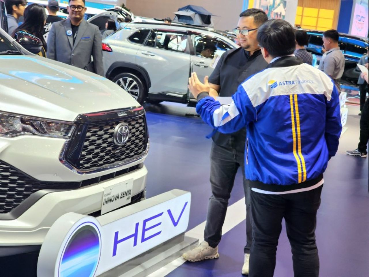 Di ajang GIIAS, pembelian mobil pengunjung berkesempatan mewujudkan impiannya memiliki mobil Toyota Innova Zenix yang menjadi produk paling laris untuk mobil tipe hybrid di Indonesia. (Tim)