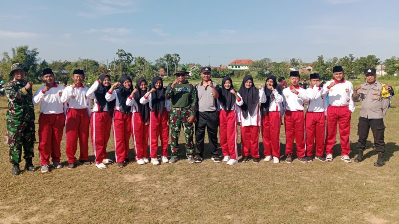Babinsa Koramil Konang Bersama Polsek Amankan Lomba Lari dan Latih Paskibra Jelang HUT RI ke-80. (Korem 084/BJ)