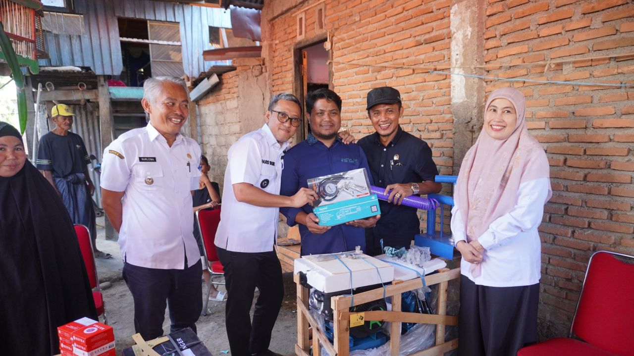 Bupati Jeneponto serahkan bantuan peralatan produktif bagi pelaku UKM melalui Dinas Koperasi dan UKM. (Tim)