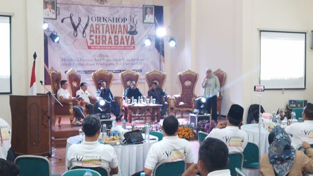 Ira Tursilowati, Kepala BKPSDM Kota Surabaya (kanan) saat memaparkan SIGenDIS. (Amar)
