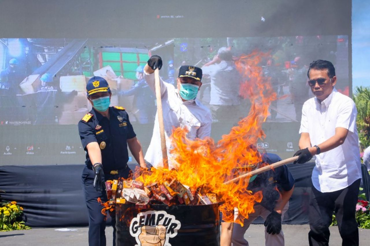 Pemkot Surabaya Berkomitmen Lawan Rokok Ilegal, Musnahkan 11,1 Juta Batang