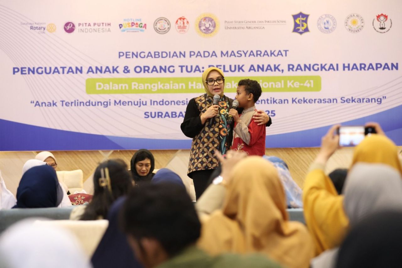 Ketua Tim Penggerak Pemberdayaan Kesejahteraan Keluarga (TP PKK) Kota Surabaya Rini Indriyani, mengajak para orang tua untuk menjadi "teman bercerita" bagi anak-anak mereka. (Kominfo Surabaya)