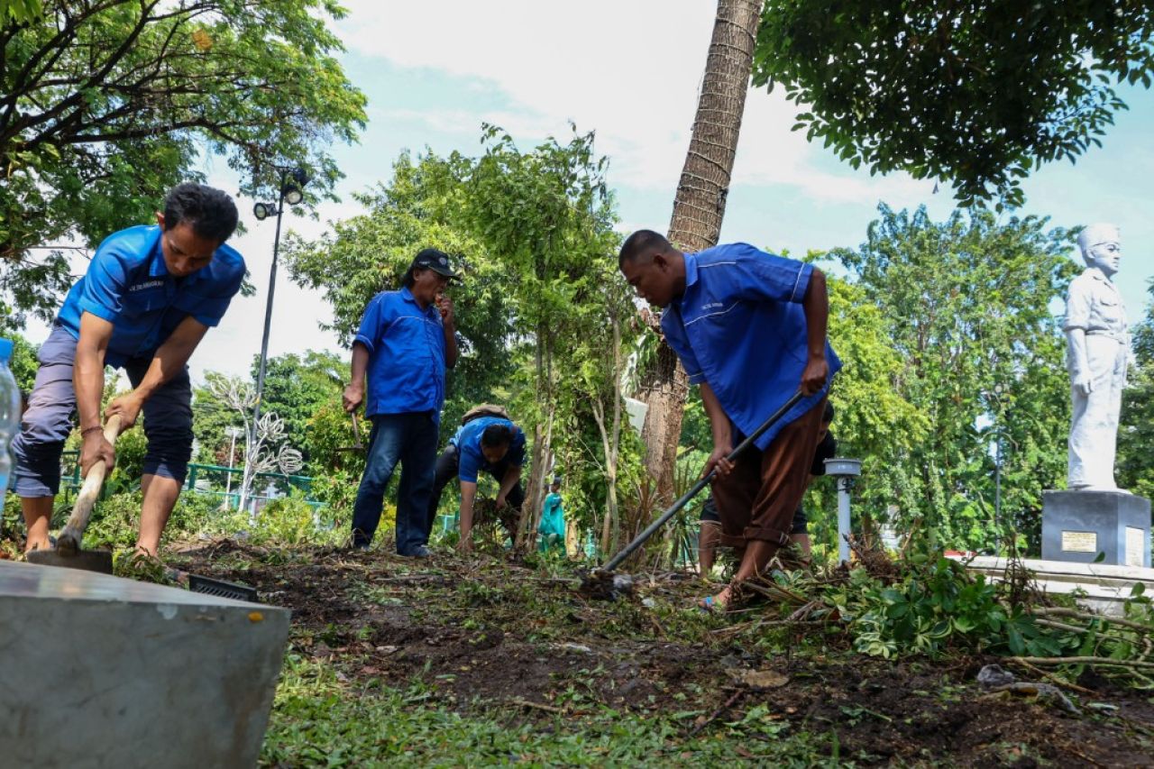 Perbaikan taman apsari. (Kominfo Surabaya)