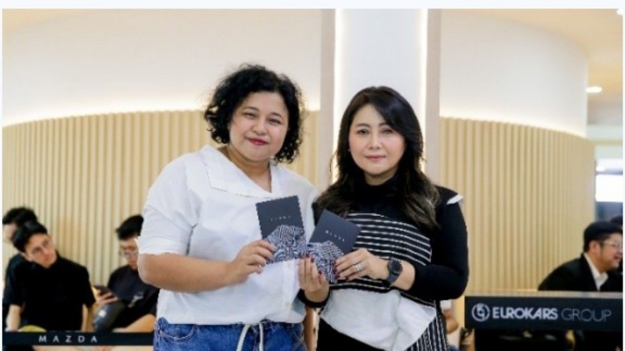 Viya Arsawireja (Marketing & Communications General Manager, PT Eurokars Motor Indonesia) dan Cynthia Wirjono (Founder Oaken Lab, The Goods Dept & Brightspot Market) membuka sesi talk show mengenai kolaborasi Mazda x Oaken Lab di booth Mazda di GIIAS 2025