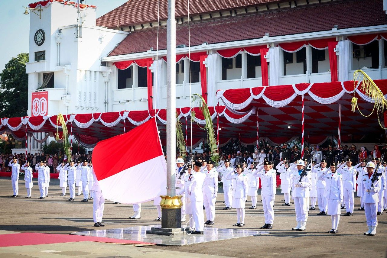 Surabaya Gelar Upacara HUT ke-80 RI, Wali Kota Eri Ajak Warga Maknai Kemerdekaan. (Kominfo Kota surabaya)