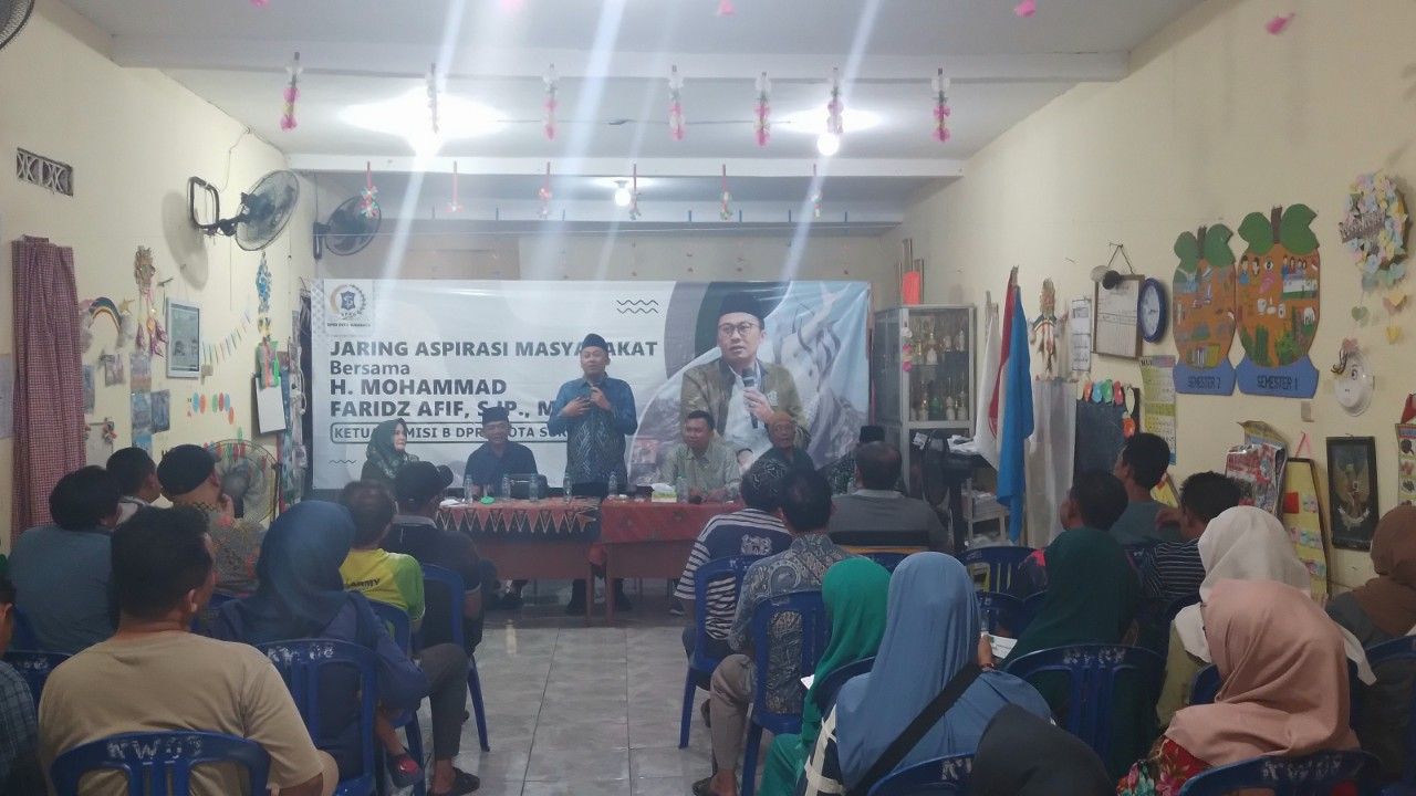 Ketua Komisi B DPRD Kota Surabaya, M. FARIDZ afif saat reses di RW 8 Pogot, Tanah Kali Kedinding. Kecamatan Kenjeran. (Amar)