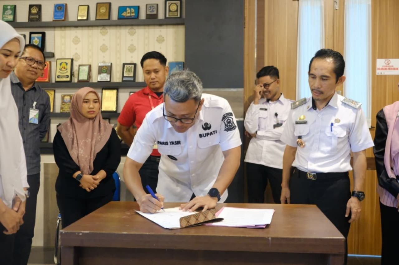 Bupati Jeneponto, H. Paris Yasir, SE., MM menandatangani peluncuran Forum SOLUSI. (Tim)