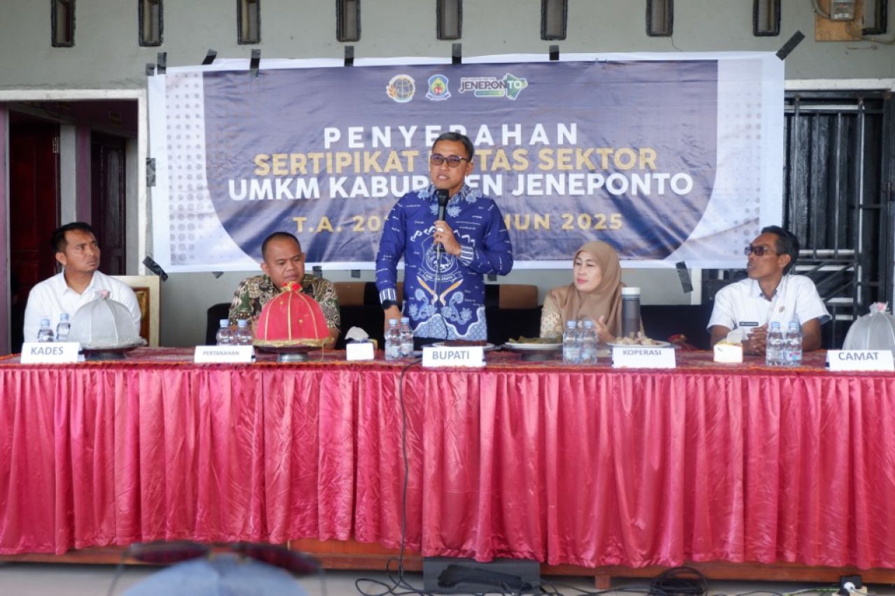 Bupati Jeneponto Serahkan Sertifikat Lintas Sektor UMKM Tahun Anggaran 2023 di Desa Lebangmanai. (Tim)