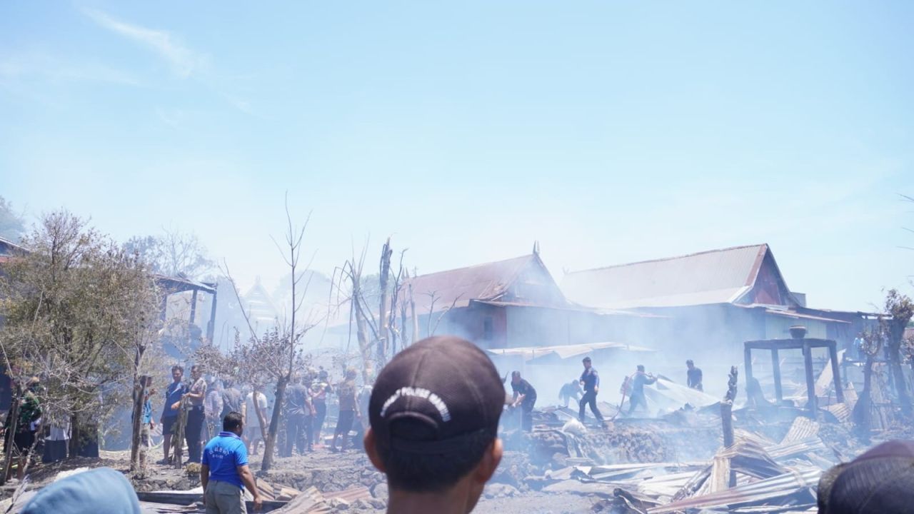 Bupati Jeneponto H. Paris Yasir Tinjau Lokasi Kebakaran di Dusun Junggea, Desa Maccinibaji, Kecamatan Batang. (Tim)