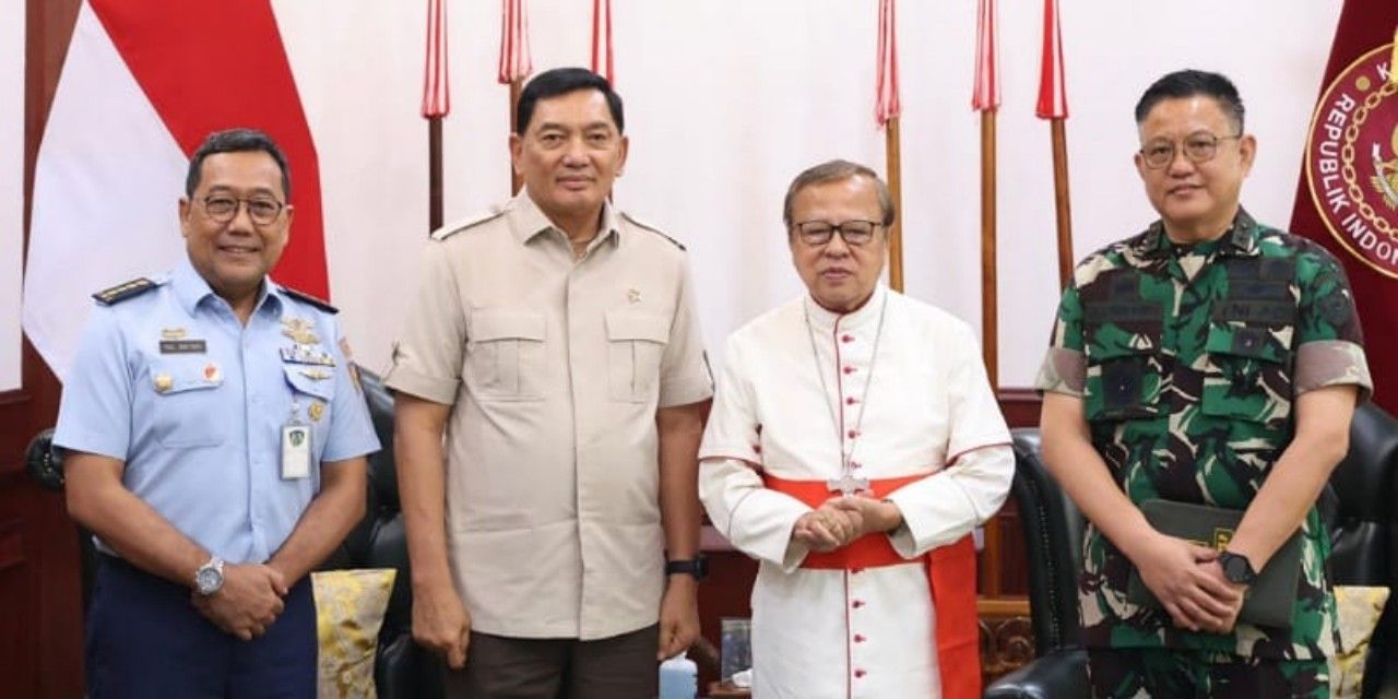 Pertemuan Menteri Pertahanan Sjafrie Sjamsoeddin (kedua dari kiri) dengan Uskup Agung Jakarta Kardinal Ignatius Suharyo (kedua dari kanan). (Kemendagri)