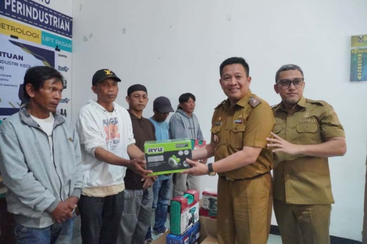 Bupati Jeneponto Serahkan Bantuan Hibah Mesin dan Peralatan bagi Pelaku IKM. (Tim)