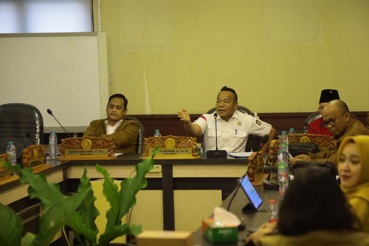 Ketua Komisi A DPRD Surabaya, Yona Bagus Widyatmoko (baju putih) saat pimpin rapat terkait SE Sekda 2024. (Tim)